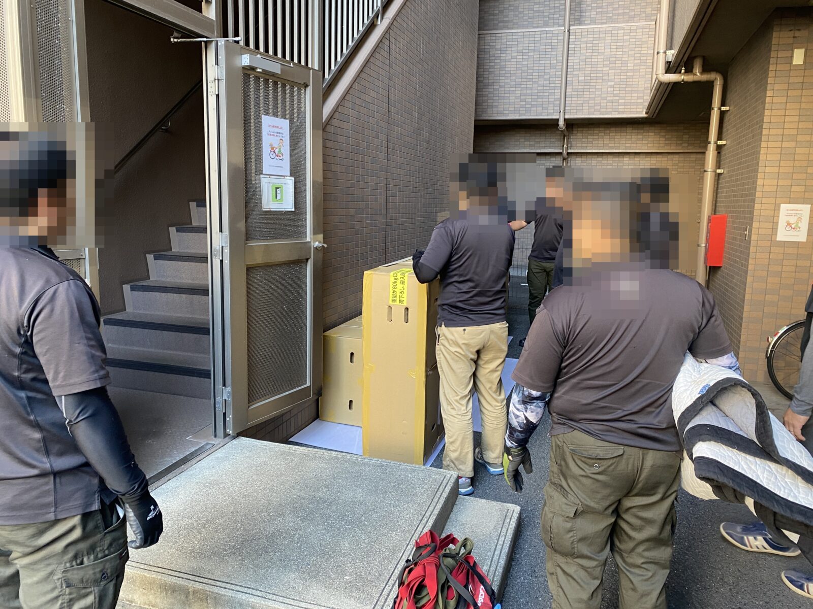 セラミックカウンターを非常階段で搬入