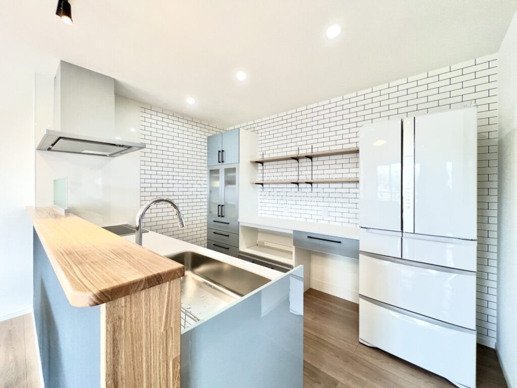 施工後のキッチンとカップボード